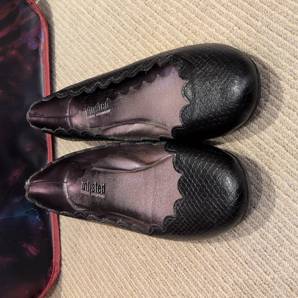 Black ballet flats with scalloped edges - Picture 1 of 3